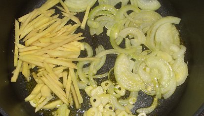 Vepřové medailonky se zázvorovou zeleninou, cibule + česnek + zázvor