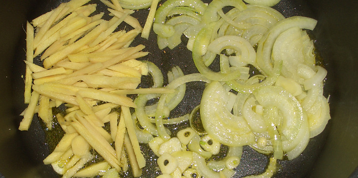 Vepřové medailonky se zázvorovou zeleninou (cibule + česnek + zázvor)
