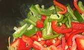 Vepřové medailonky se zázvorovou zeleninou, + papriky a čili paprička