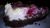 Výborný cheesecake s malinami, Z boku, řezem