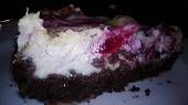 Výborný cheesecake s malinami, Z boku, řezem