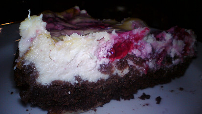 Výborný cheesecake s malinami, Z boku, řezem