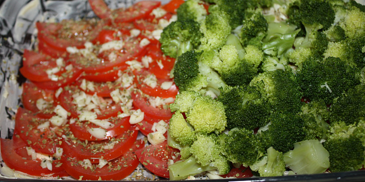 Zapékaná brokolice (...na ochucená rajčata poklademe brokolici...)