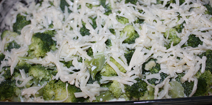 Zapékaná brokolice (...zalijeme šlehačkou se strouhaným sýrem...)
