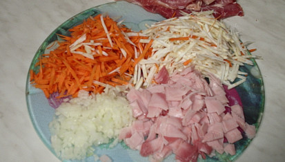 Živáňský vepřový závitek, zeleninu na nudličky, cibuli a šunku nakrájet na kostičky