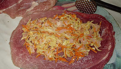 Živáňský vepřový závitek, podušenou směs poklademe na naklepané maso