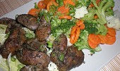 Bazalková kuřecí játra s teplou zeleninou / dietni