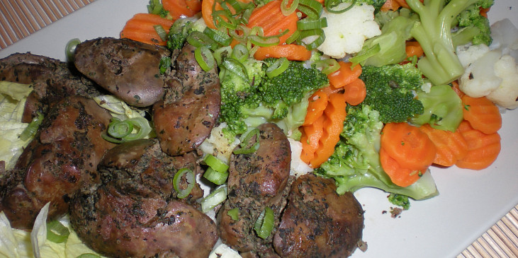Bazalková kuřecí játra s teplou zeleninou / dietni