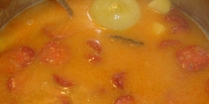 Bramborová polévka s klobásou a smetanou (Před přidáním smetany)