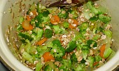 Brokolicovo-ovesná polévka, zelenina + vločky osmažíme...