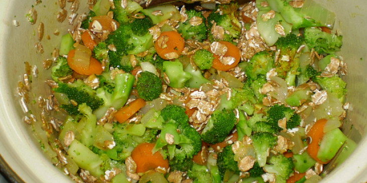 Brokolicovo-ovesná polévka (zelenina + vločky osmažíme...)