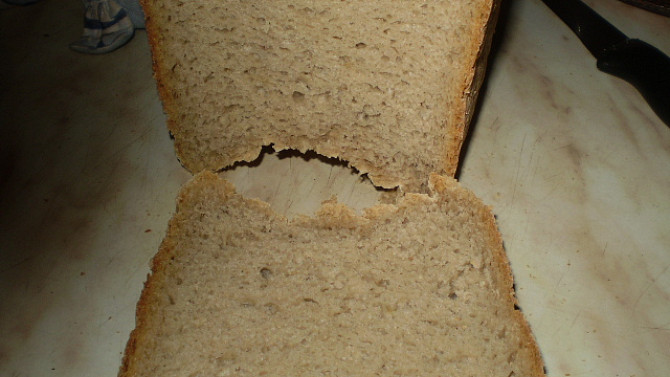 Cibulovo-česnekový chléb, v průřezu...