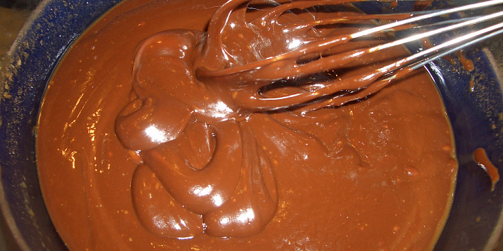 máslo, karamely a kakao - rozpuštěno ve vodní lázni
