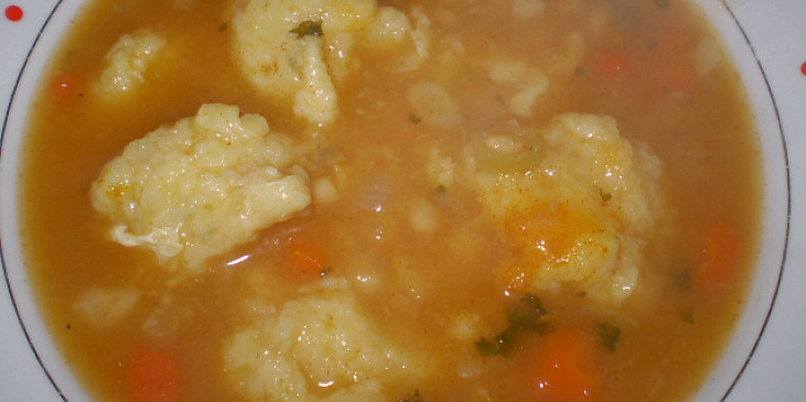Fazolová polévka s bešamelovými haluškami (detail...)