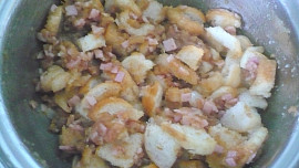 Hrachová polévka se škvarkovými knedlíčky