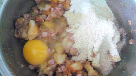 Hrachová polévka se škvarkovými knedlíčky