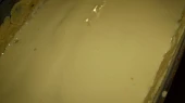 Koláč s meruňkami a tvarohem, Na těsto vylijeme zpracovaný tvaroh...