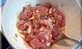 Kuřecí čína s nivou a kečupem, maso promíchané s cibulí,česnekem,oleje a kořením
