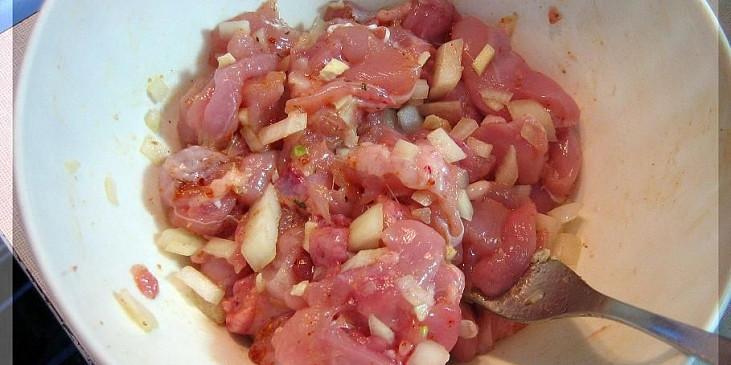 Kuřecí čína s nivou a kečupem (maso promíchané s cibulí,česnekem,oleje a kořením)