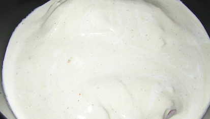 Kuřecí masíčko s pěnovou omáčkou, zalito smetanou s hořčicí
