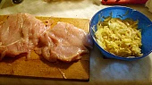 Kuřecí steak pod peřinou, kuřecí řízky a v misce směs