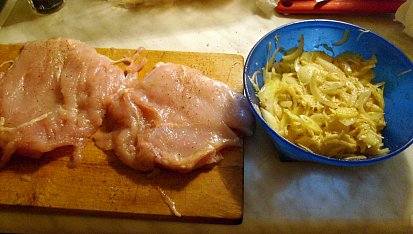 Kuřecí steak pod peřinou, kuřecí řízky a v misce směs