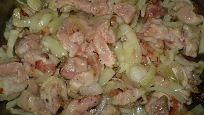 Lovecké vepřové nudličky, osmažíme cibuli na slanině...