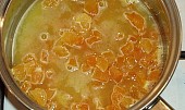 Meruňkové provazy, Nakrájené meruňky vaříme zvolna v pomerančové šťávě