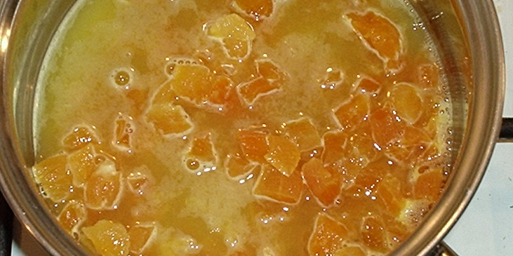 Meruňkové provazy (Nakrájené meruňky vaříme zvolna v pomerančové…)