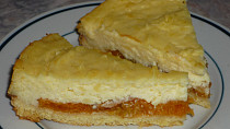 Meruňkový koláč s pudingem a zakysanou smetanou