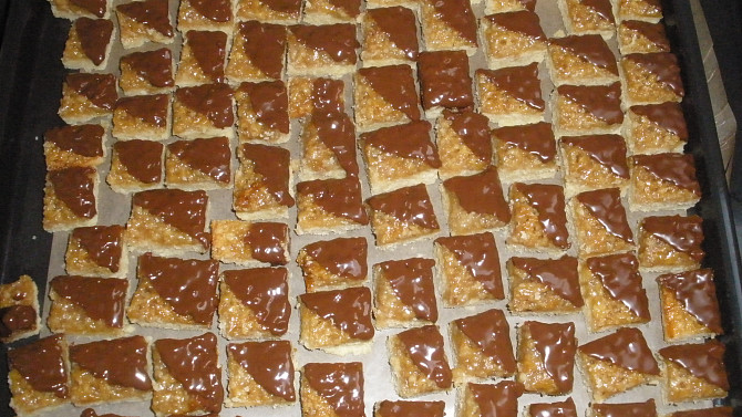 Ořechové medové kostky - cukroví, po ozdobení