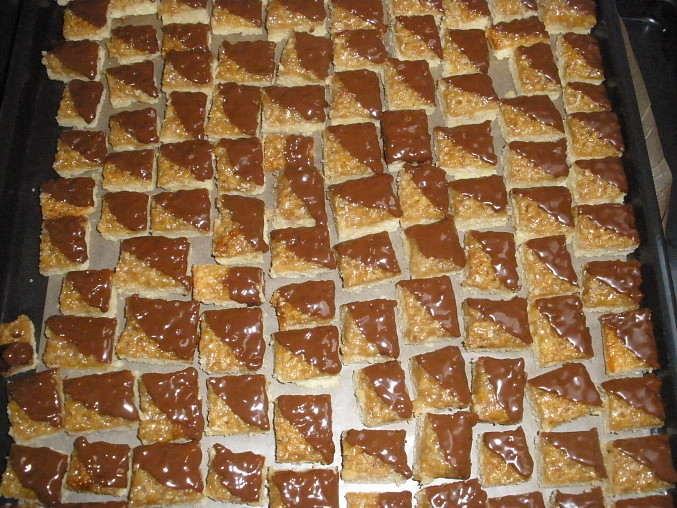 Ořechové medové kostky - cukroví, po ozdobení