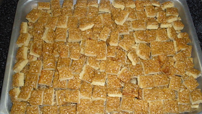 Ořechové medové kostky - cukroví, nakrájené