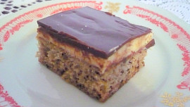 Ořechovo-ananasový koláč s pomazánkovým máslem