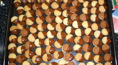 Ořechy mini - cukroví (ozdobené )