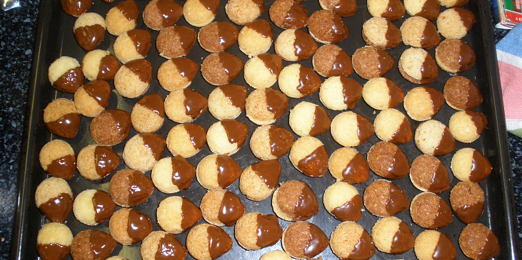 Ořechy mini - cukroví (ozdobené )