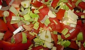 Panganus na pórku s rajčaty, nejprve dáme nakrájenou zeleninu...