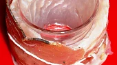 Pangasius zapečený s kukuřicí a mozzarellou, zajištěno režnou nití