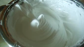 Pařížské rohlíčky, našlehané bílky s cukrem
