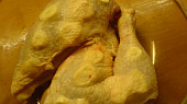 Pečené kuře se zeleninou, česnek rozložený pod kůží kuřete