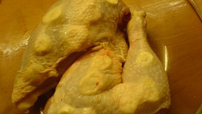 Pečené kuře se zeleninou, česnek rozložený pod kůží kuřete