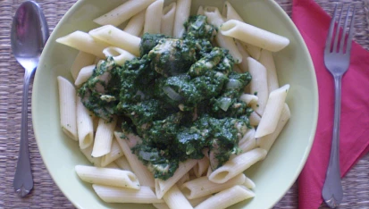 Penne se špenátem a s kousky kuřecího masa  / dietni