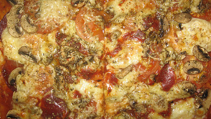 Pizza jako z pizzerie, po upečení