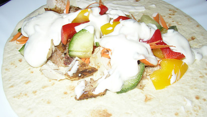 Plněná tortilla, před zabalením