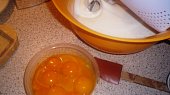 Potahovaný dort krteček (příprava korpusů)
