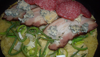 Řízek Ondráš  (poněkud jinak), v bramboráku je pórek, ang. slanina, niva a poličan