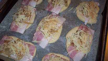 Slaninové vdolečky s cibulí a sýrem
