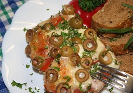 Šťavnatý masový nákyp zapečený s rajčaty, mozzarellou a olivami