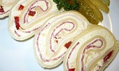 Sýrová roláda (Roládka je plněná česnekovou pomazánkou s kapií, kuřecí šunka a salám Herkules.)