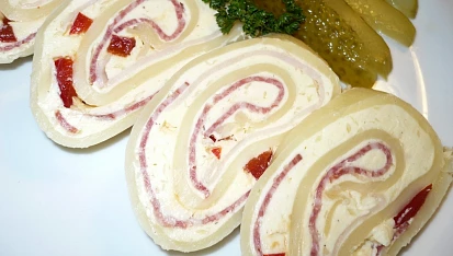 Sýrová roláda, Roládka je plněná česnekovou pomazánkou s kapií, kuřecí šunka a salám Herkules.